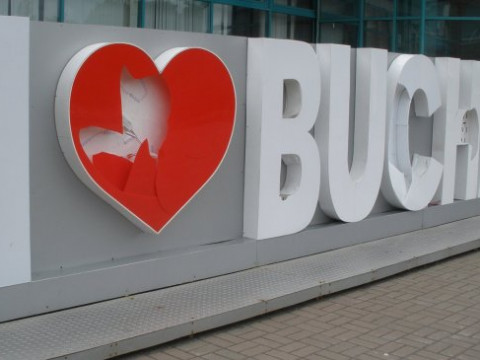 У Бучі прибрали понівечений вандалами символ любові до міста (ФОТО)