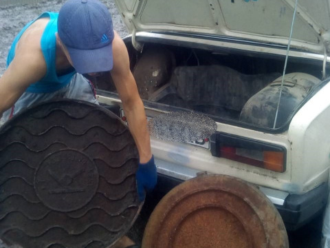 На Київщині поліцейські затримали крадія каналізаційних люків