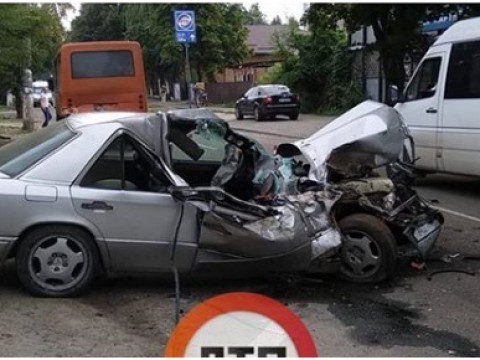 Смертельна ДТП на Київщині: автомобіль на великій швидкості врізався у маршрутку (ФОТО)