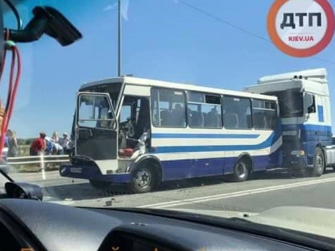 Під Києвом зіткнулися автобус і дві вантажівки (ФОТО)