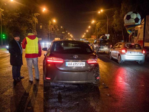 Під Києвом пасажир автомобіля намагався знищити сліди потрійної ДТП 