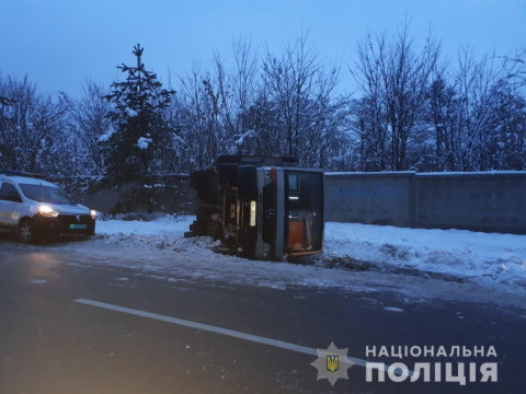 Під Києвом перевернулася маршрутка 