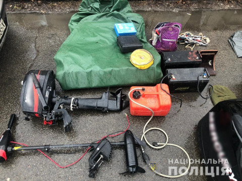 Правоохоронці затримали трьох жителів Обухівщини, які займалися крадіжками двигунів з човнів (ФОТО)