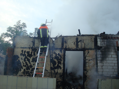 Під Баришівкою вогнеборці більше чотирьох годин намагалися загасити пожежу в будинку (ФОТО)