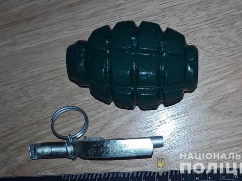 У смт Баришівка чоловік із гранатою погрожував підірвати магазин (ФОТО)