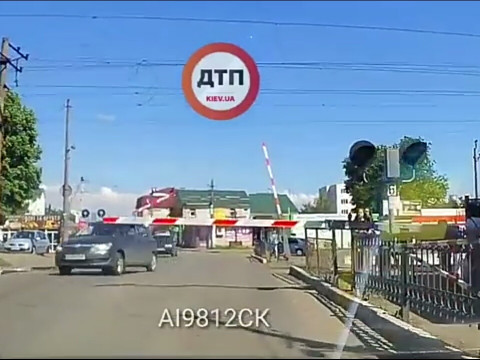 У Тарасівці на залізничному переїзді між двох шлагбаумів мало не застрягла машина (ФОТО)