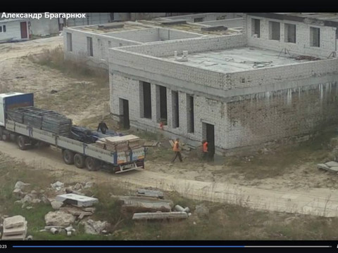 Скандал у Петропавлівській Борщагівці: забудовник розбирає недобудований дитсадок по цеглинах (ВІДЕО)