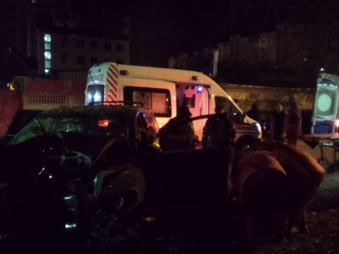 У Броварах автомобіль в`їхав у дерево: одна людина в комі