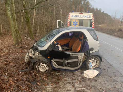 На Броварщині водійка не впоралася з керуванням і врізалася у дерево