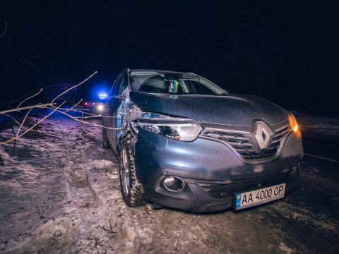 У Броварському районі автомобіль збив військового: водій намагався приховати сліди злочину (ФОТО, ВІДЕО)