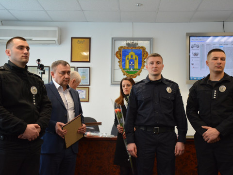 У Броварах полісмени провідали жінку, якій злочинець вистрелив у голову (ФОТО)