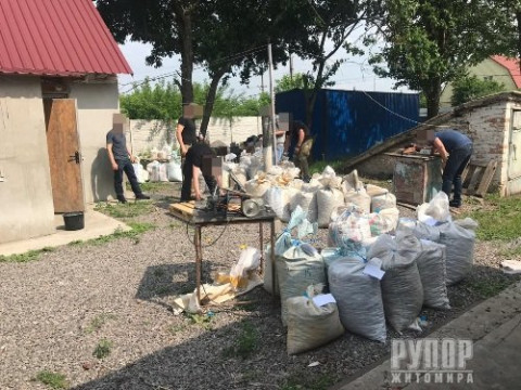 У Васильківському районі знайшли цех із обробітку нелегального бурштину: вилучено 2 тонни каменю (ФОТО)