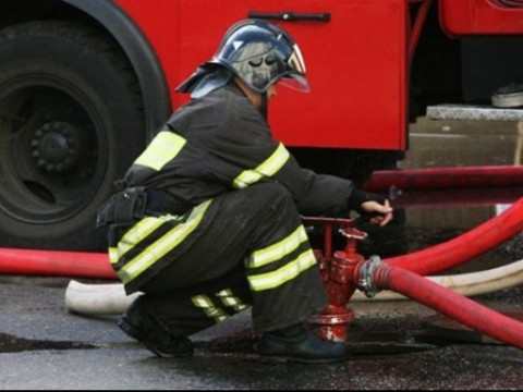 У Ворзелі чоловік заважав рятувальникам набирати воду для гасіння пожежі (ВІДЕО)