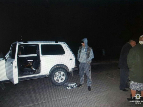 Під Броварами затримали чоловіка з невідомою наркотичною речовиною (ФОТО)  