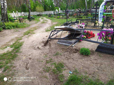 У Макарівському районі вандали осквернили могили на кладовищі (ФОТО)