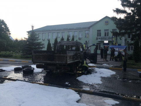 У Гостомелі поблизу селищної ради спалили автомобіль активіста (ФОТО)