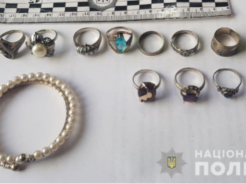 У Бучі затримали трьох злочинців з награбованими ювелірними прикрасами (ФОТО)