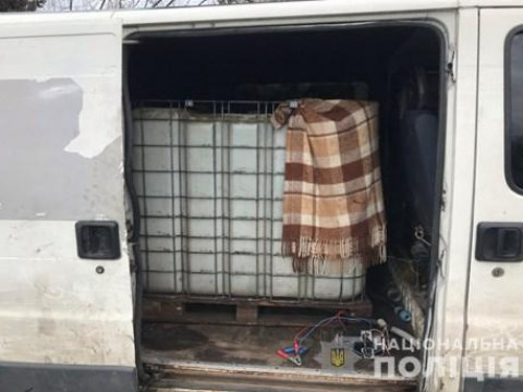 Патрульні під Києвом затримали чоловіка, який займався викраденням дизельного палива (ФОТО)