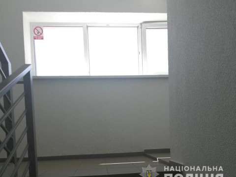 Батько недогледів: у Києво-Святошинському районі 2-річний хлопчик випав із вікна багатоповерхівки