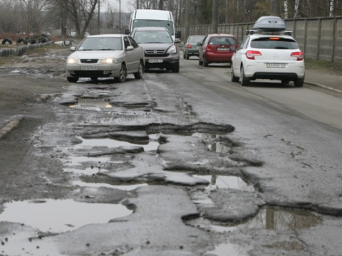 На Київщині з початку року відремонтували 3,5 тисяч квадратних метрів доріг державного значення, - САД