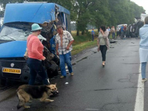 Чотирнадцять людей постраждало у жахливій аварії під Переяславом, є загиблий (ФОТО)