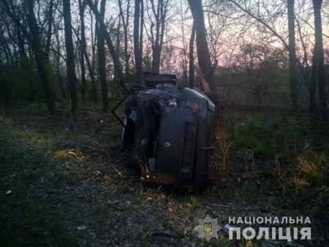 У Білоцерківському районі автомобіль зіткнувся з деревом: є постраждалі  