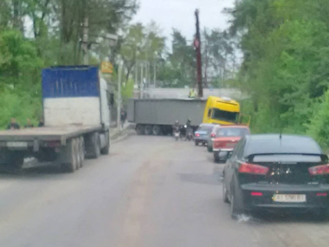 На Одеській трасі фура заблокувала дорогу на Боярку