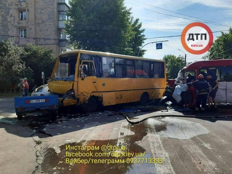 У Боярці зіштовхнулось два автобуси: є постраждалі (ФОТО)