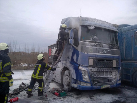 Під Києвом ледь не згорів живцем  водій вантажівки  