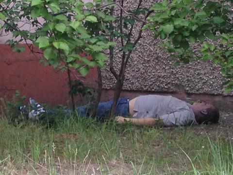 Загадковий труп: в Українці під вікнами багатоповерхівки виявили тіло мертвого чоловіка (ФОТО)