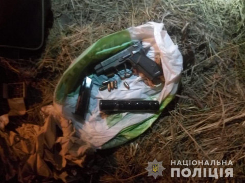 На трасі Київ-Харків водій-втікач викинув пакет зі зброєю (ВІДЕО)