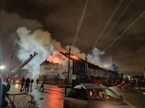 Під Києвом сталася серйозна пожежа: загорівся магазин меблів (ФОТО, ВІДЕО)