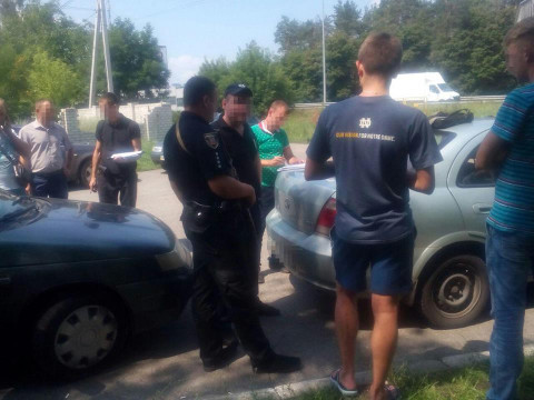 У селі під Києвом пильні громадяни допомогли затримали імовірних злочинців (ФОТО)