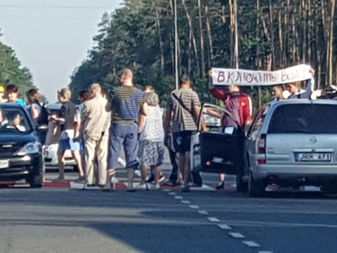 Через відключення води у селищі на Бородянщині жителі блокують трасу на Ковель (ФОТО)