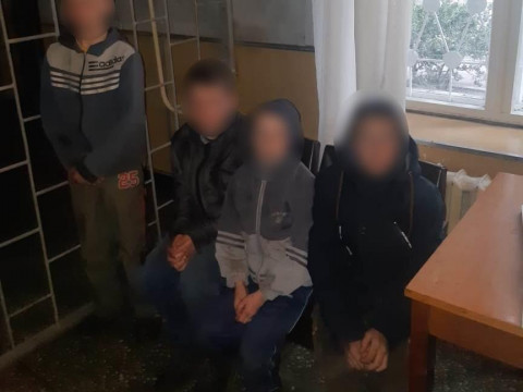 В Узині четверо підлітків здійснили крадіжку, випили і пішли трощити могили (ФОТО)
