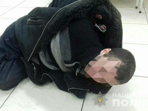 У Бучі поліція затримала чоловіка, який вирішив "поснідати" у супермаркеті (ФОТО)
