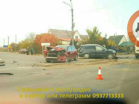 На Миронівщині сталася ДТП: шматки авто розлетілися по дорозі (ФОТО)