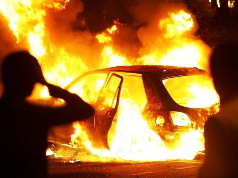 В Узині п’яний чоловік тричі намагався підпалити власне авто 