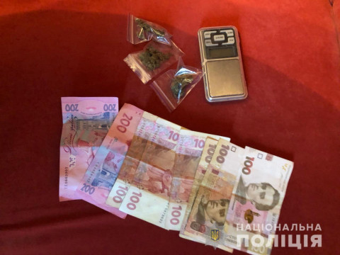 На Київщині заарештували наркодилера за розповсюдження "елітної" марихуани