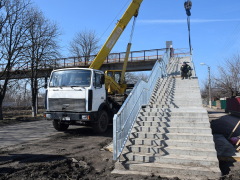 У Яготині завершився ремонт пішохідного мосту через залізницю