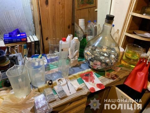На Бориспільщині викрили озброєного наркохіміка (ФОТО)