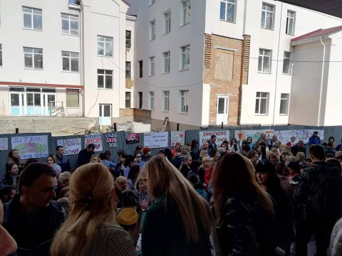 У Вишневому два шкільні класи перевели навчатися в житловий будинок, батьки обурені