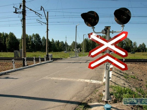 У Вишневому водій легковика вирішив об’їхати автомобілі на залізничному переїзду (ВІДЕО)