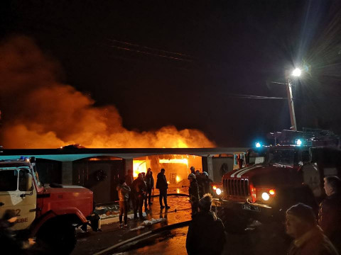 У Крюківщині під час гасіння пожежі рятувальник зазнав значних опіків (ФОТО)