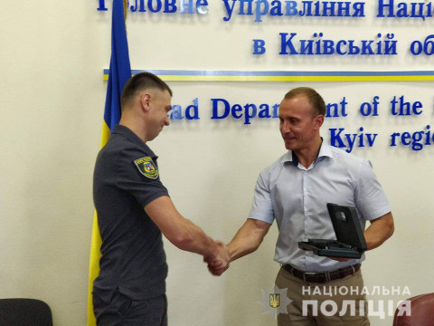 Двох поліцейських з Київщини нагородили нагородою МВС "Вогнепальна зброя"