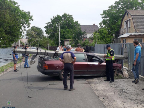 У Борисполі п'яний водій зніс електроопору та металевий паркан (ФОТО)