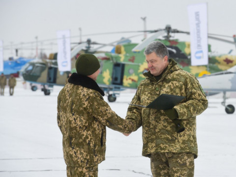 Президент передав сучасне авіаційне озброєння військовим у Василькові (ФОТО)
