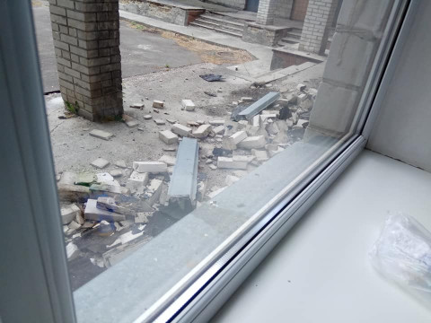 У Броварській дитячій лікарні обвалився цегляний карниз: дивом ніхто не постраждав (ФОТО)