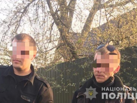 На Київщині завдяки відео в мережі затримали двох чоловіків за підпал сухостою 