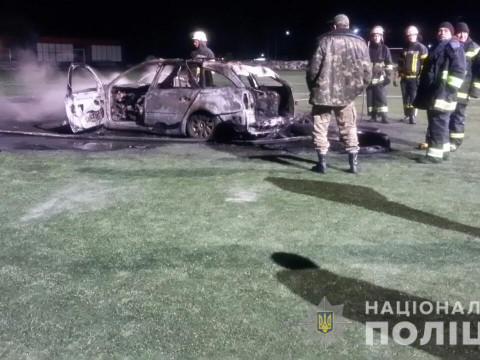На Бориспільщині невідомі підпалили авто на футбольному полі 